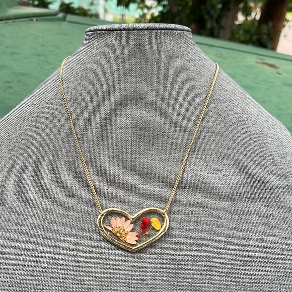 Handmade Real Pressed Dried Flower Botanical Resin Heart Necklace - Picture 13 of 16